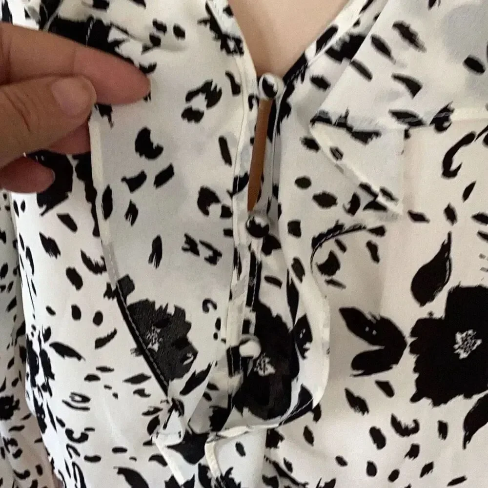 ASTR The Label Long Sleeve Chiffon Floral Crop Top Women’s XS Cream & Black